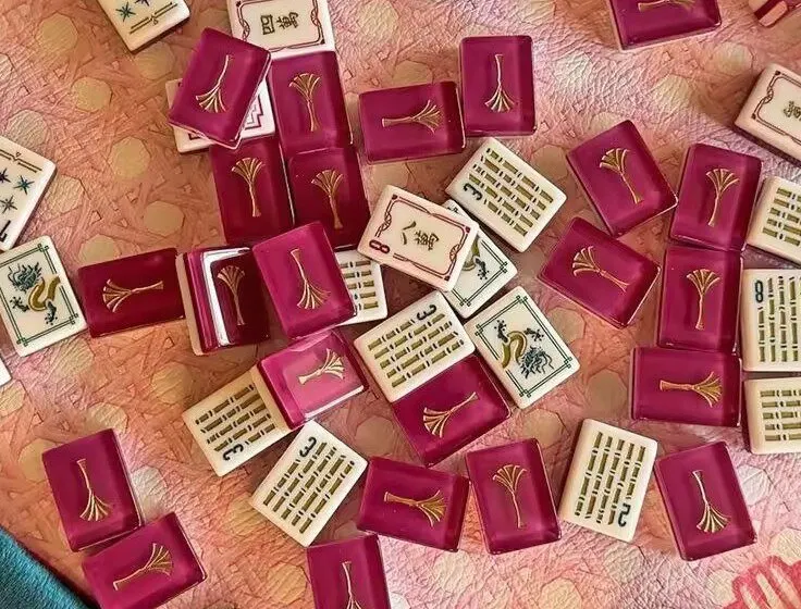Red Ginkgo American Mah Jongg tiles — gold ginkgo fans on burgundy two-layer acrylic